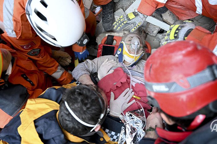 En Turquie, ils ont secouru une femme enceinte restée cinq jours sous les décombres