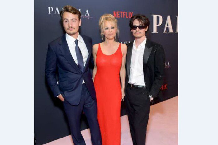 Pamela Anderson a montré ses fils adultes lors de la première d’un documentaire sur elle-même