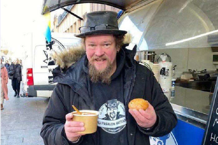 Un célèbre acteur russe vend du bortsch avec des beignets à la gare pour aider l’Ukraine