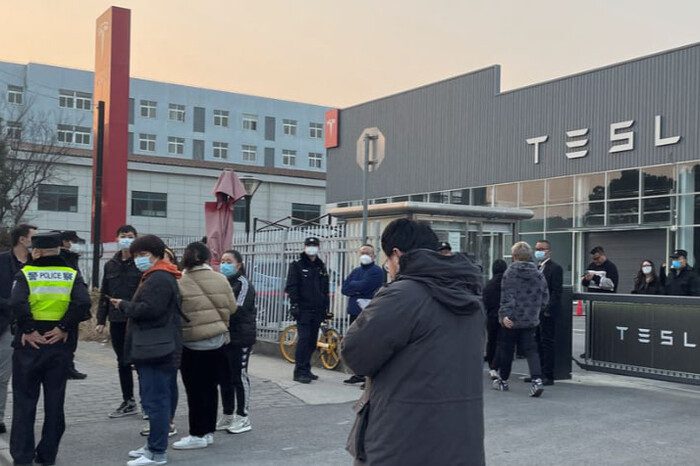 En Chine, des centaines de propriétaires de Tesla ont protesté contre des baisses de prix inattendues