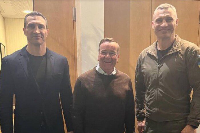 Armement et aide économique : Klitschko a rencontré le ministre allemand de la Défense