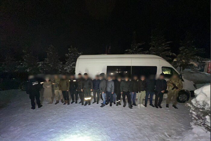 En Bucovine, des gardes-frontières ont arrêté deux minibus avec des passeurs (vidéo)